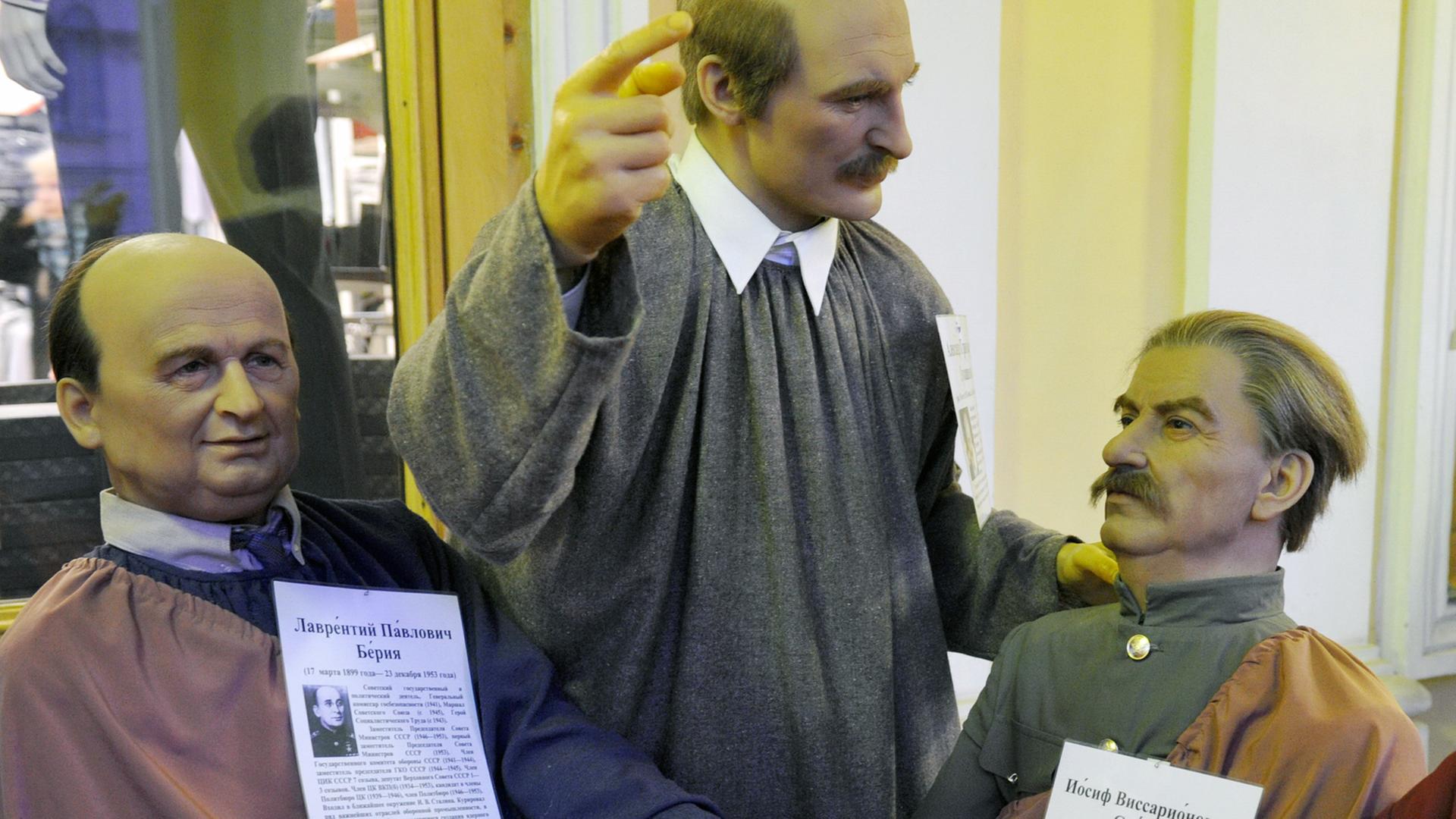 Wachsfiguren-Kabinett in St. Petersburg: Geheimdienst-Chef Lawrentij Berija (l.) und Stalin, dazwischen der weißrussische Präsident Alexander Lukaschenko. Wachsfiguren-Kabinett in St. Petersburg: Geheimdienst-Chef Lawrentij Berija (l.) und Stalin, dazwischen der weißrussische Präsident Alexander Lukaschenko.