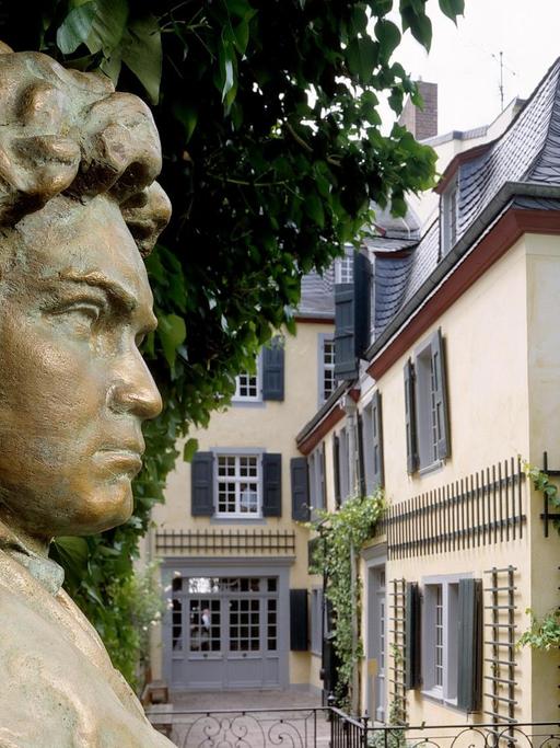 Ein Blick in den Garten auf das Beethoven-Haus in Bonn mit einer Büste des Komponisten im Vordergrund