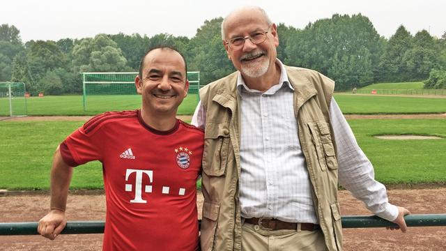 Fußballtrainer Ali Yildiz (45 Jahre alt, links) und Holger Schwarzenberg, 1. Vorsitzender des TuS Holtenau