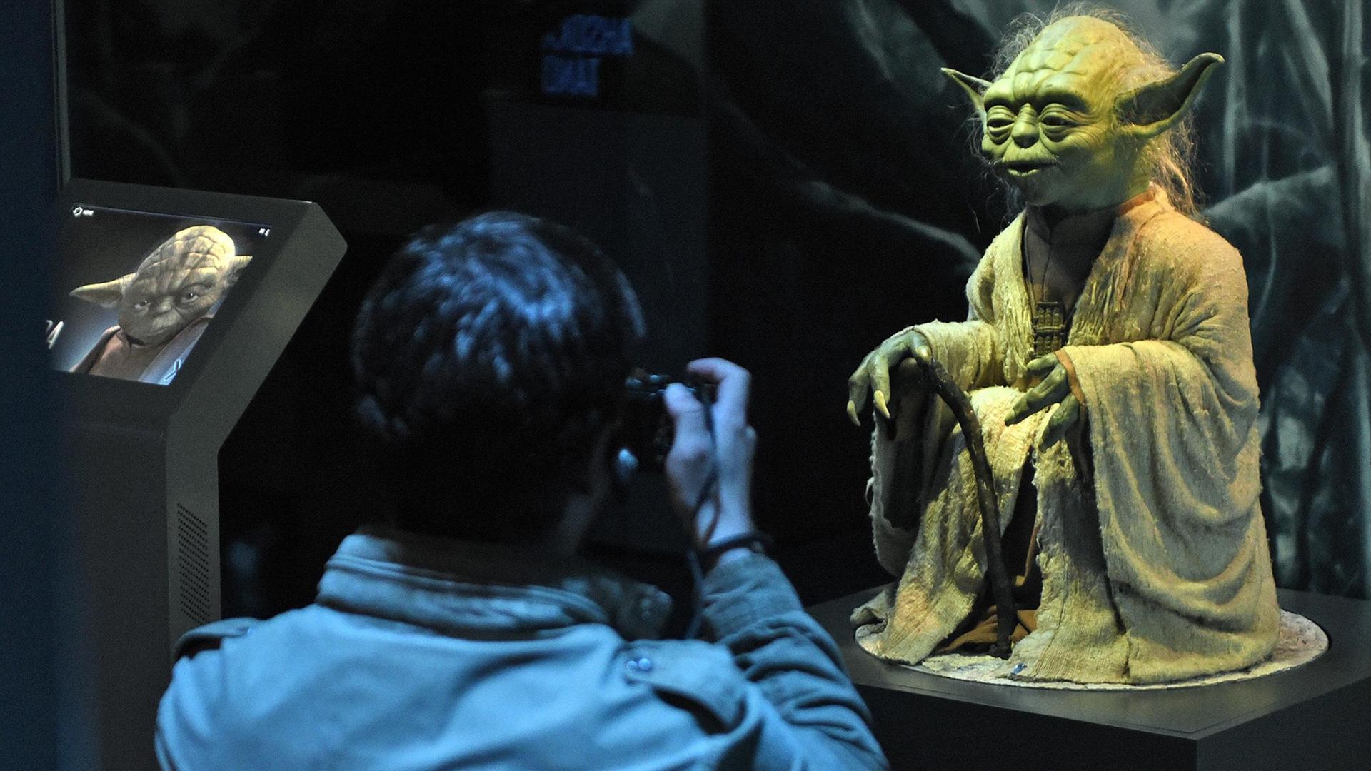 Die Filmfigur "Master Yoda"ist am 20.05.2015 bei einem Presserundgang durch die Ausstellung "Star Wars Identities" im Odysseum in Köln zu sehen. Die Filmfigur "Master Yoda"ist am 20.05.2015 bei einem Presserundgang durch die Ausstellung "Star Wars Identities" im Odysseum in Köln zu sehen.