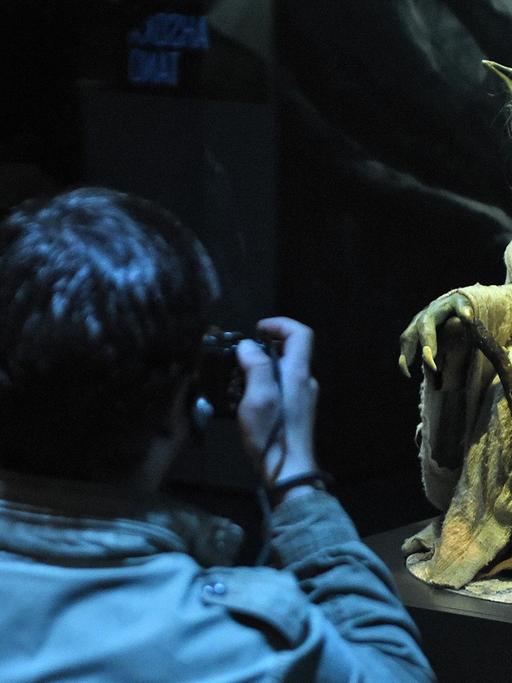 Die Filmfigur "Master Yoda"ist am 20.05.2015 bei einem Presserundgang durch die Ausstellung "Star Wars Identities" im Odysseum in Köln zu sehen.