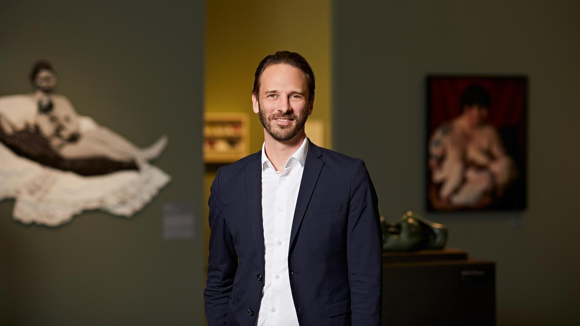 Der Direktor der Kunsthalle und Kurator Johan Holten porträtiert in den Räumen der Ausstellung "Mutter".