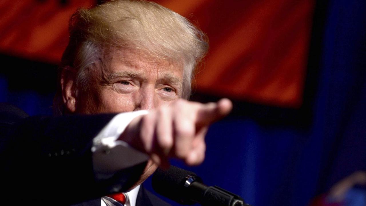 Donald Trump zeigt mit ausgestreckter Hand ins Publikum Donald Trump zeigt mit ausgestreckter Hand ins Publikum