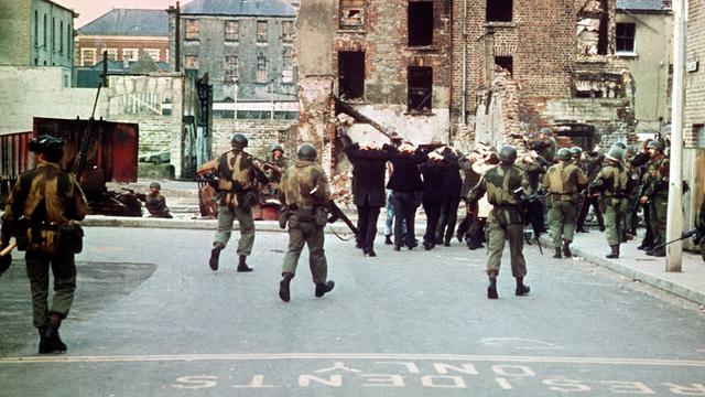 Britische Soldaten umzingeln während der blutigen Auseinandersetzungen eine Gruppe von Demonstranten. Am 30. Januar 1972 wurden 13 katholische Demonstranten während einer friedlichen, jedoch verbotenen Kundgebung in der nordirischen Stadt Derry von britischen Fallschirmjägern erschossen.