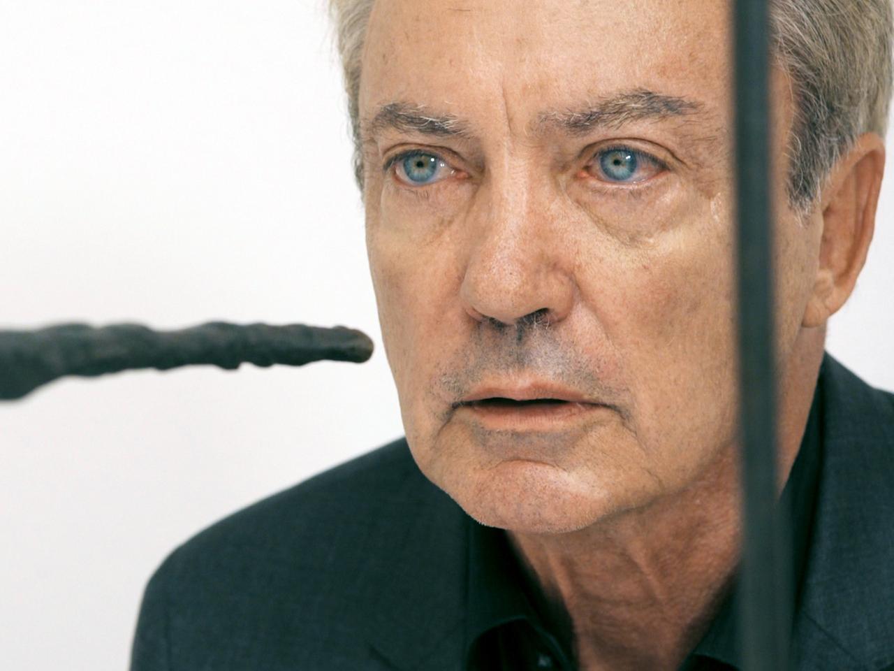Schauspieler Udo Kier schaut sich im Museum Ludwig in Köln "Die Nase" des Künstlers Giacometti an (undatierte Aufnahme). Der Film "Arteholic" startet am 16.10.2014 in den Kinos.