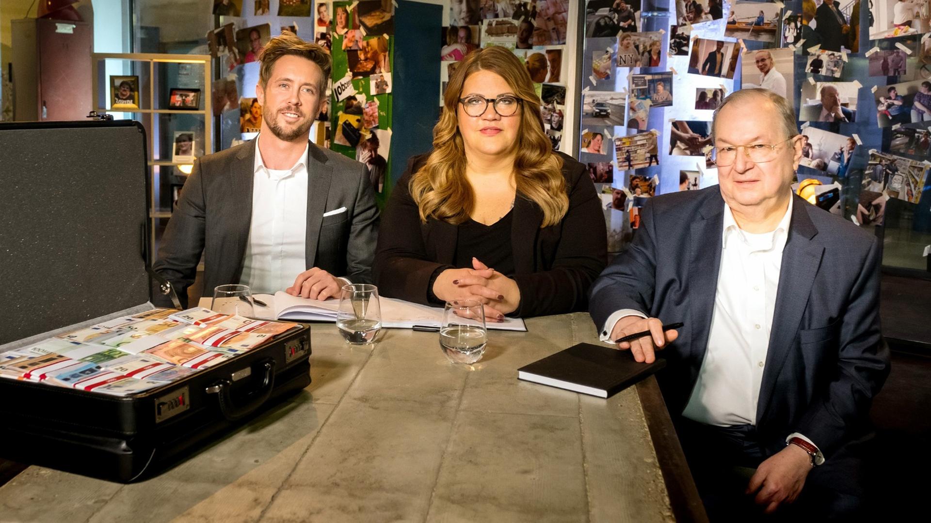 Die Juroren der RTL-Sendung "Zahltag! Ein Koffer voller Chancen (v.l.): Gründungsexperte Felix Thönnessen, Ex-Hartz-IV-Empfängerin Ilka Bessin und Ex-Bürgermeister von Berlin-Neukölln, Heinz Buschkowsky. Die Juroren der RTL-Sendung "Zahltag! Ein Koffer voller Chancen (v.l.): Gründungsexperte Felix Thönnessen, Ex-Hartz-IV-Empfängerin Ilka Bessin und Ex-Bürgermeister von Berlin-Neukölln, Heinz Buschkowsky.