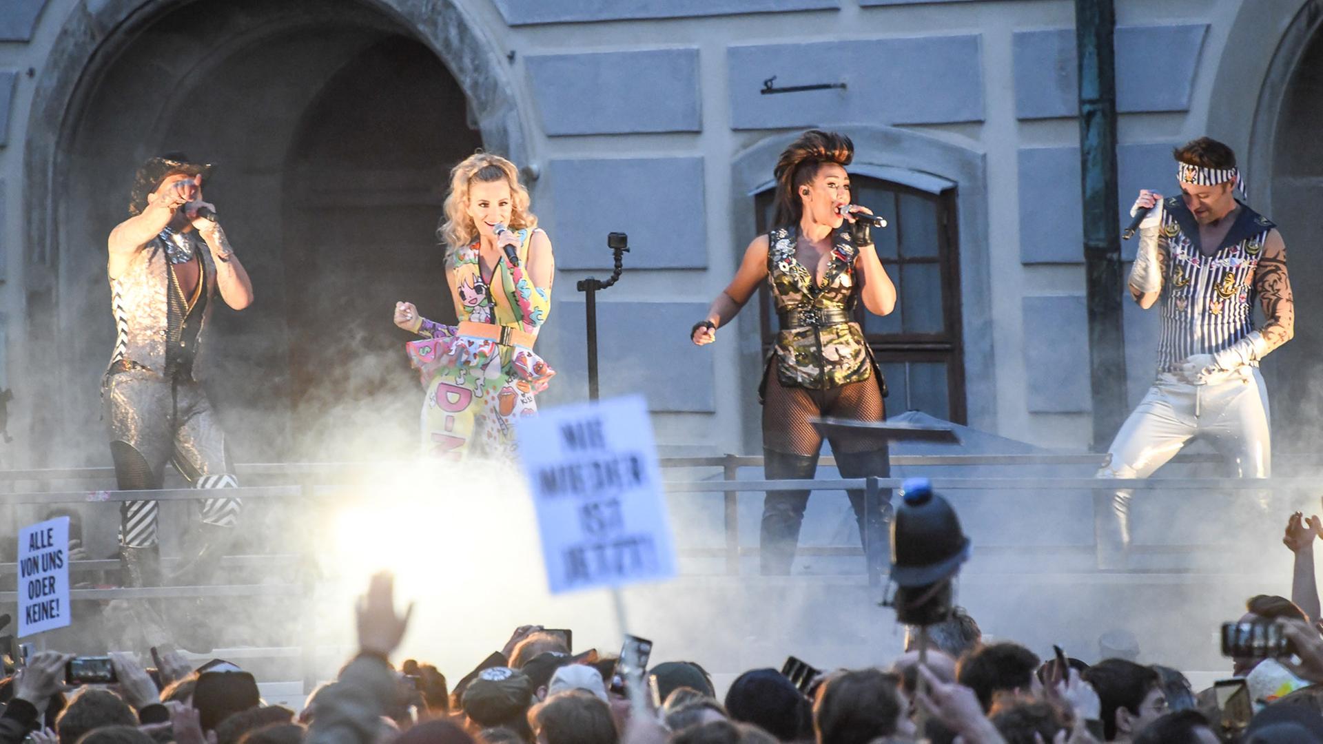 Die "Vengaboys" spielen am Donnerstag, 30. Mai 2019, in Wien im Rahmen der Demonstration "Alles muss anders" am Ballhausplatz in Wien.
