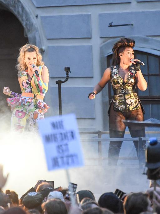 Die "Vengaboys" spielen am Donnerstag, 30. Mai 2019, in Wien im Rahmen der Demonstration "Alles muss anders" am Ballhausplatz in Wien.
