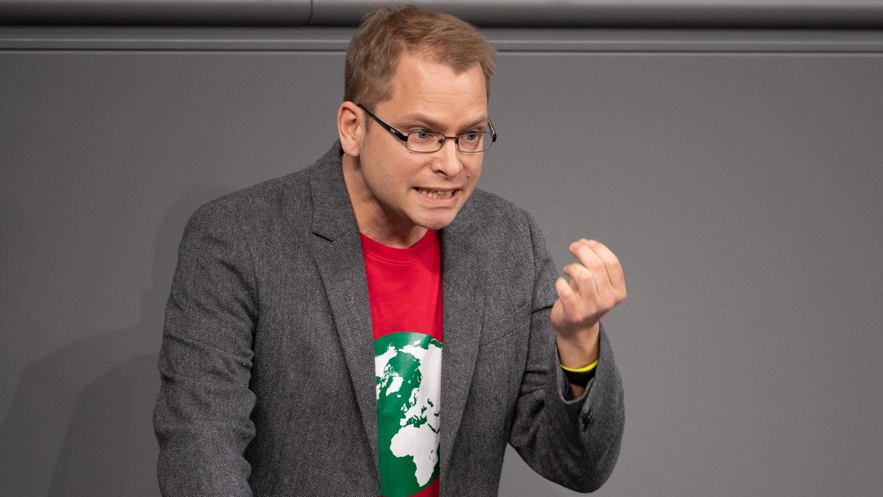 15.03.2019, Berlin: Lorenz Gösta Beutin (Die Linke), Abgeordneter, spricht im Bundestag. Themen der 87. Sitzung sind unter anderem Internationaler Frauentag, Ost-Quote in Bundesbehörden und Freitagsproteste der Schüler für mehr Klimaschutz. Foto: Monika Skolimowska/dpa-Zentralbild/dpa | Verwendung weltweit 15.03.2019, Berlin: Lorenz Gösta Beutin (Die Linke), Abgeordneter, spricht im Bundestag. Themen der 87. Sitzung sind unter anderem Internationaler Frauentag, Ost-Quote in Bundesbehörden und Freitagsproteste der Schüler für mehr Klimaschutz. Foto: Monika Skolimowska/dpa-Zentralbild/dpa | Verwendung weltweit
