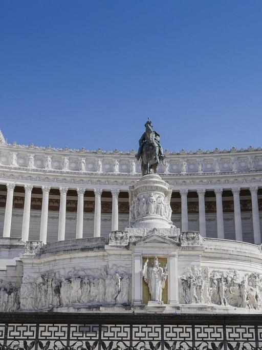 Der Altare della Patria in Rom - ein Momument mit Säulen im Halbbogen, in der Mitte eine Skulptur
