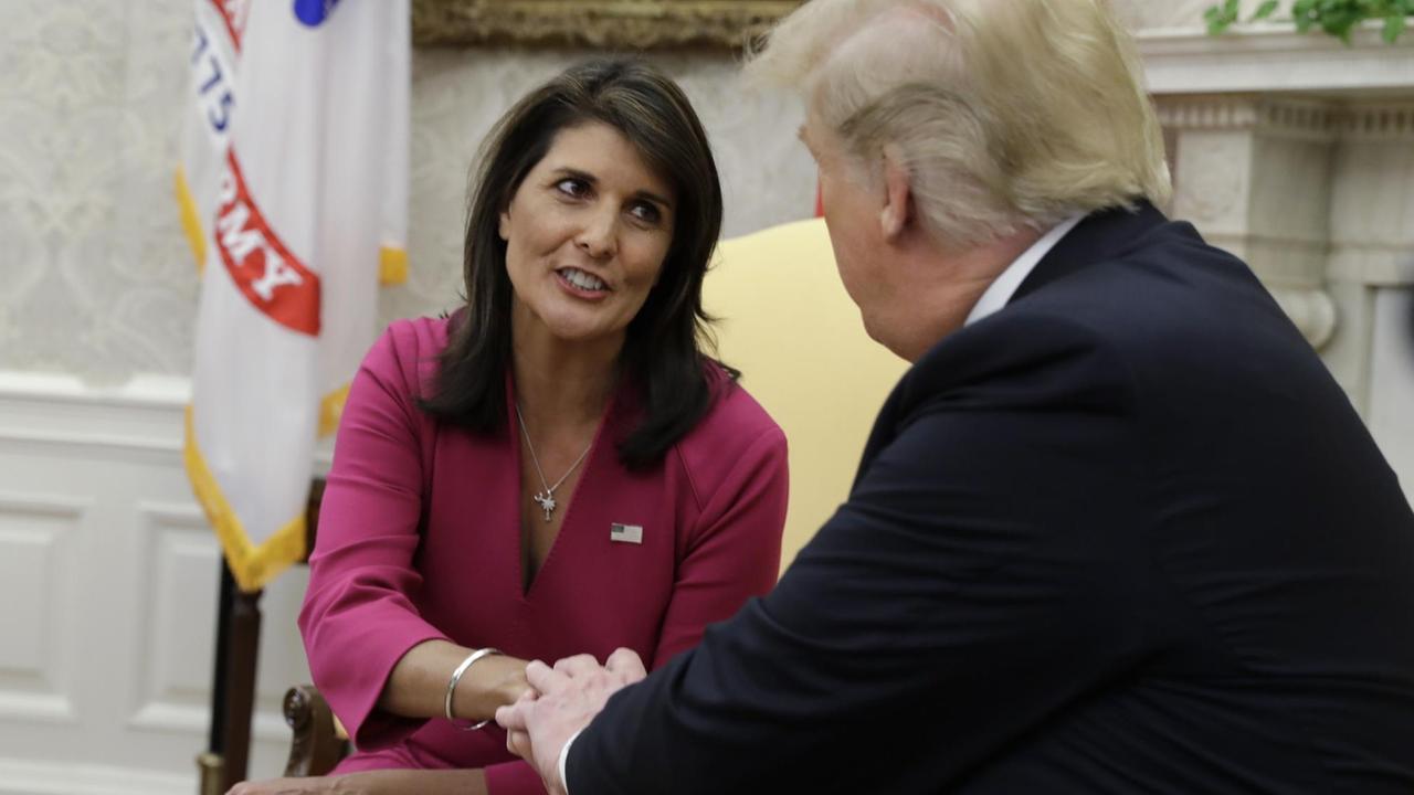 US-Präsident Donald Trump und die bisherige Botschafterin der USA bei den Vereinten Nationen, Nikki Haley, im Weißen Haus. US-Präsident Donald Trump und die bisherige Botschafterin der USA bei den Vereinten Nationen, Nikki Haley, im Weißen Haus.