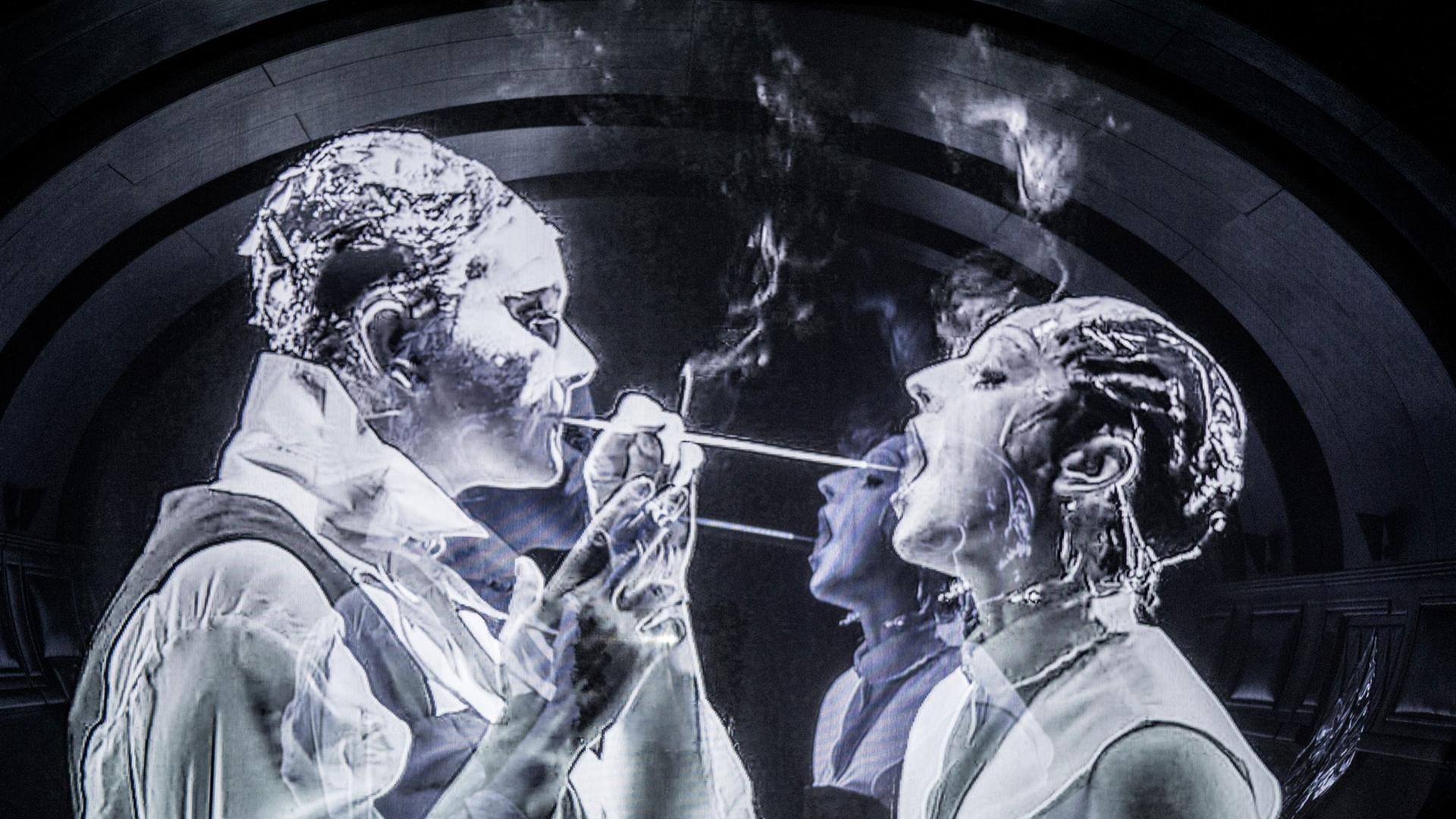 Annette Paulmann und Brigitte Hobmeier in "Die Zofen" in den Münchner Kammerspielen. Annette Paulmann und Brigitte Hobmeier in "Die Zofen" in den Münchner Kammerspielen.