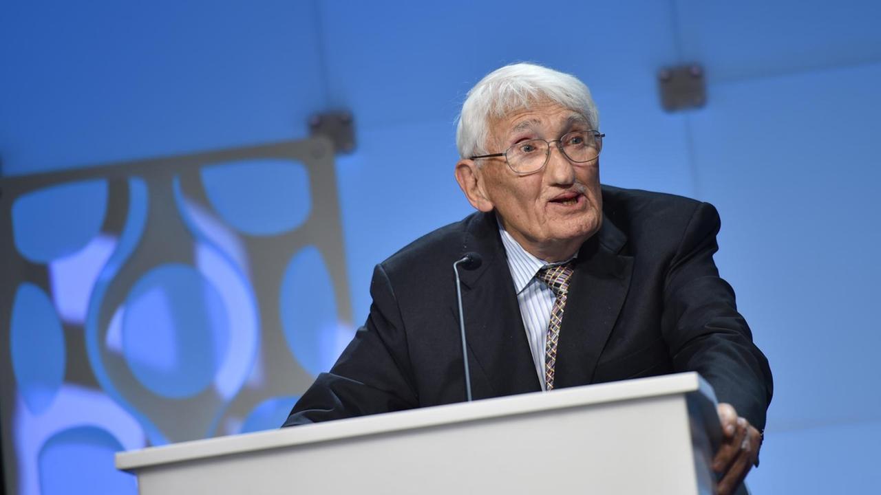 Jürgen Habermas spricht im ZDF-Hauptstadtstudio. Jürgen Habermas spricht im ZDF-Hauptstadtstudio.