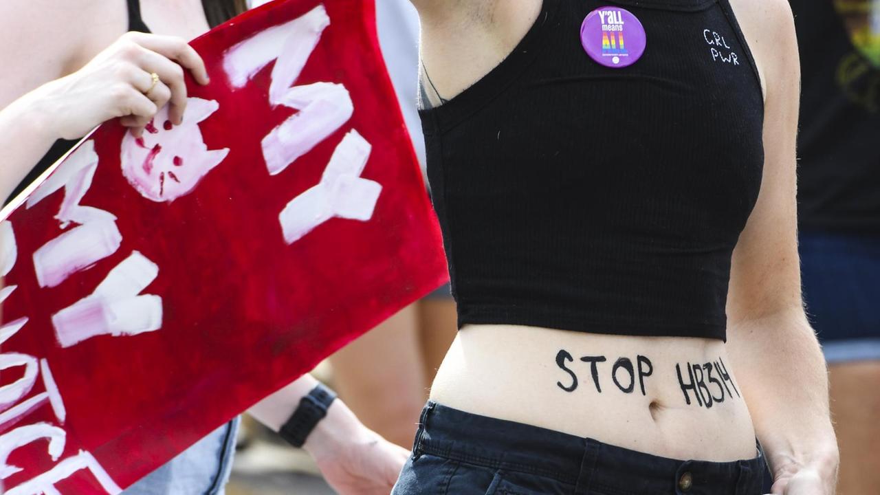 Frauen bei eine Kundgebung in Montgomery Frauen bei eine Kundgebung in Montgomery