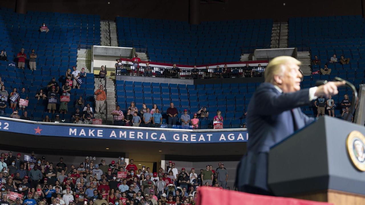 Präsident Donald Trump beim Wahlkampfauftritt in Tulsa. Im Hintergrund sieht man sehr spärlich besetzte Zuschauerränge. Präsident Donald Trump beim Wahlkampfauftritt in Tulsa. Im Hintergrund sieht man sehr spärlich besetzte Zuschauerränge.