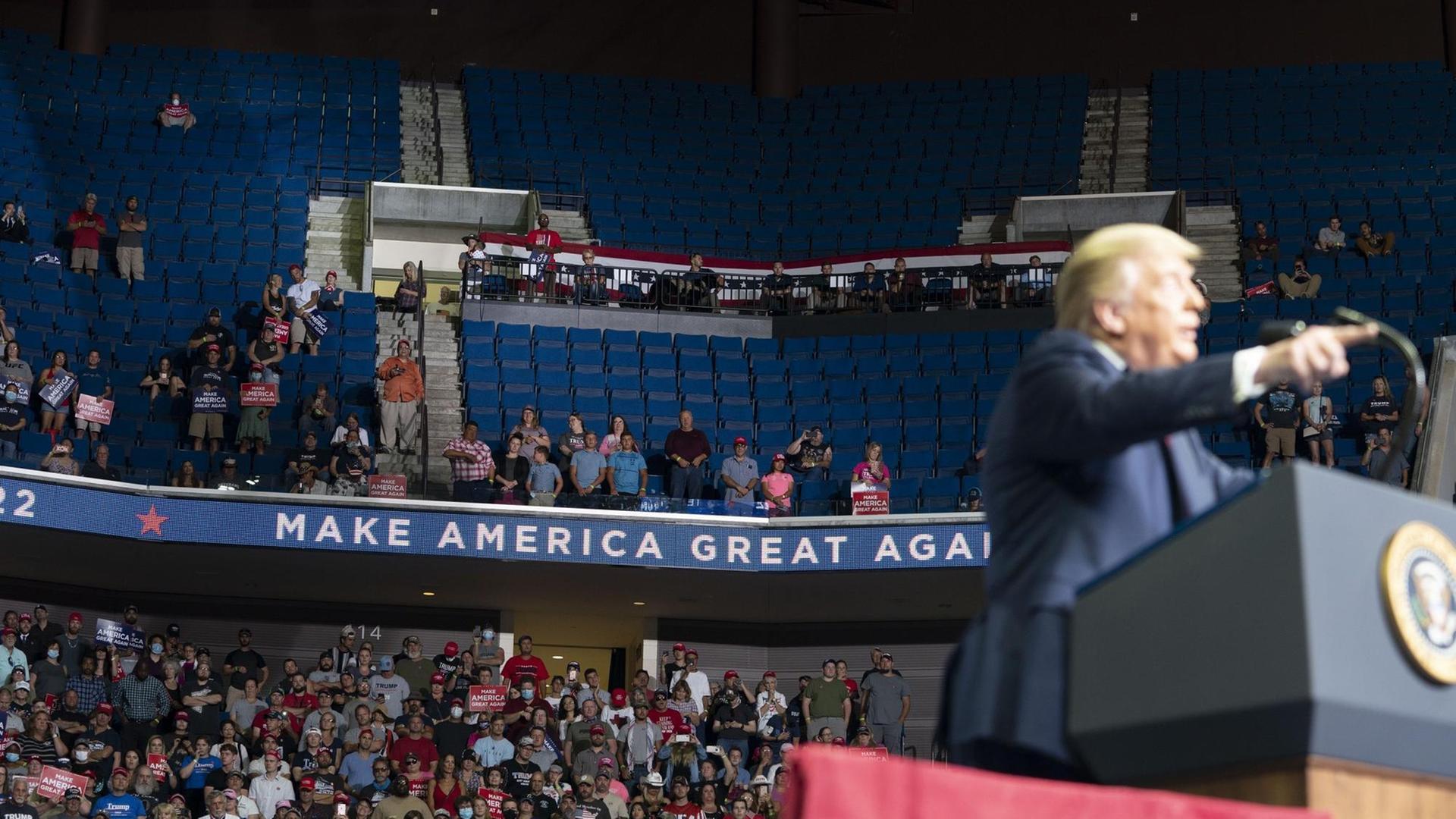 Präsident Donald Trump beim Wahlkampfauftritt in Tulsa. Im Hintergrund sieht man sehr spärlich besetzte Zuschauerränge. Präsident Donald Trump beim Wahlkampfauftritt in Tulsa. Im Hintergrund sieht man sehr spärlich besetzte Zuschauerränge.