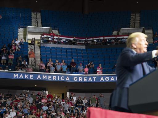 Präsident Donald Trump beim Wahlkampfauftritt in Tulsa. Im Hintergrund sieht man sehr spärlich besetzte Zuschauerränge.