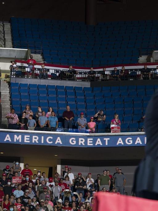 Präsident Donald Trump beim Wahlkampfauftritt in Tulsa. Im Hintergrund sieht man sehr spärlich besetzte Zuschauerränge.