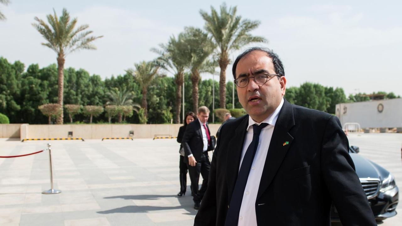 Der Bundestagsabgeordnete Omid Nouripour (Bündnis 90/Die Grünen) geht am 19.10.2015 zu einem Treffen des deutschen Außenministers mit dem Kooperationsrats der Arabischen Staaten des Golfs in Riad (Saudi-Arabien).