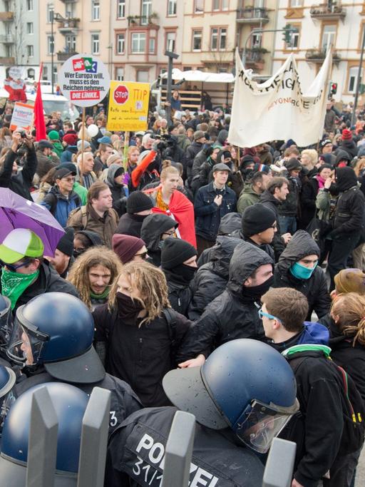 Blockupy-Demonstration gegen die Politik der Europäischen Zentralbank am 22.11.2014 in Frankfurt am Main.