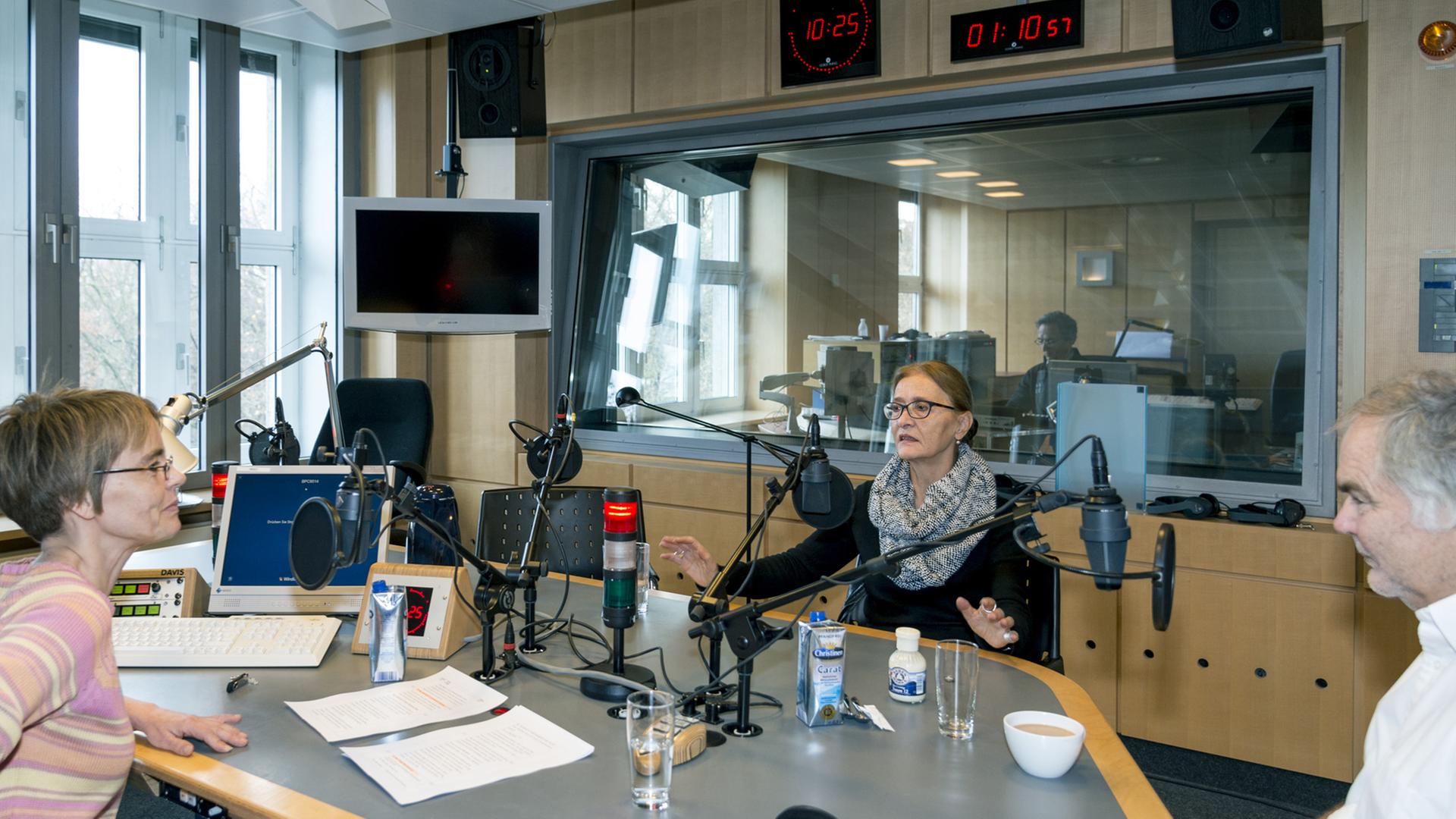 Margarethe Wohlan (links) im Gespräch mit Astrid Kuhlmey (Zeitzeugin DS Kultur) und Ulf Dammann (Zeitzeuge RIAS) Margarethe Wohlan (links) im Gespräch mit Astrid Kuhlmey (Zeitzeugin DS Kultur) und Ulf Dammann (Zeitzeuge RIAS)