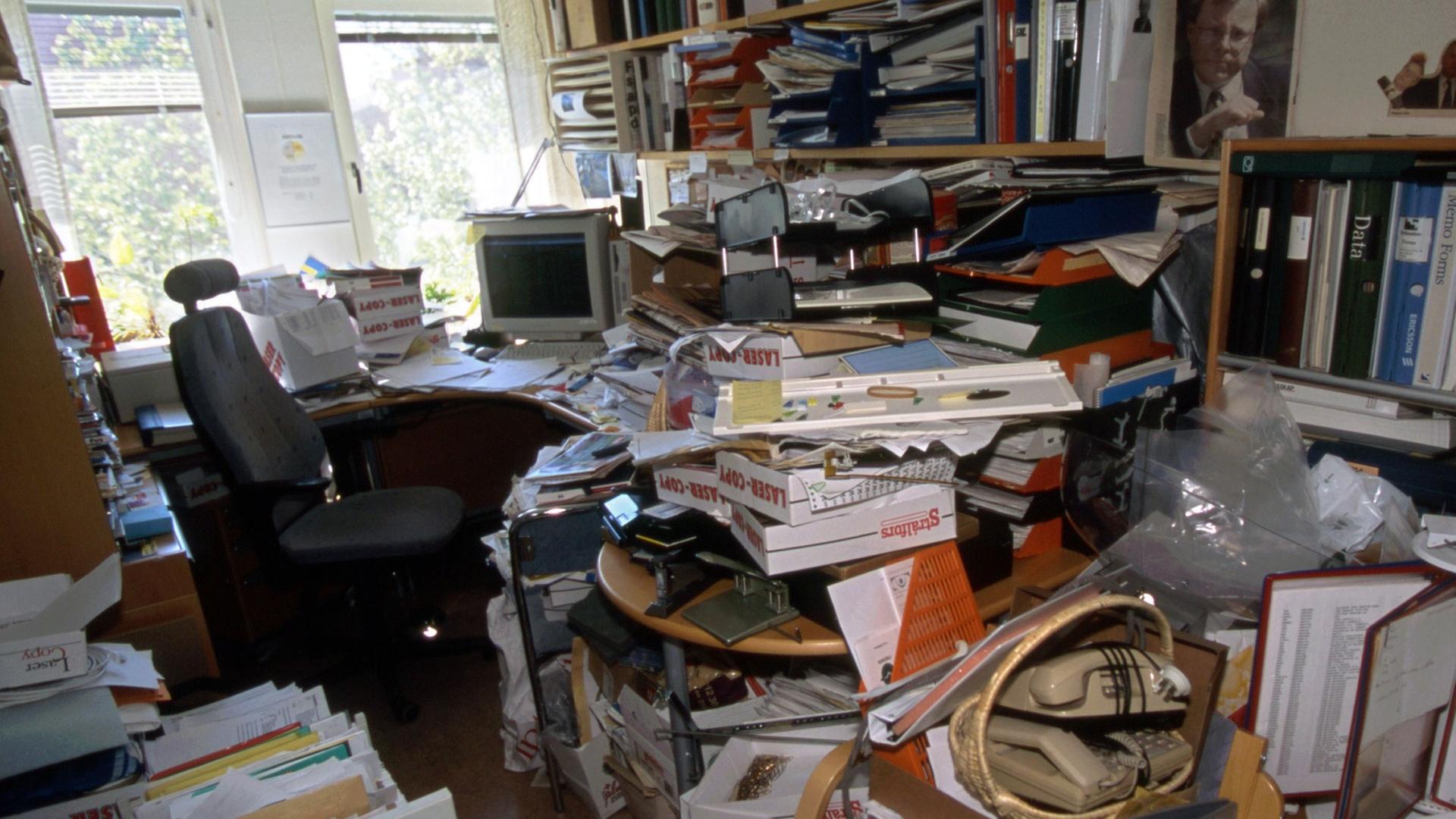 Chaos und Unordnung in einem Arbeitszimmer Chaos und Unordnung in einem Arbeitszimmer