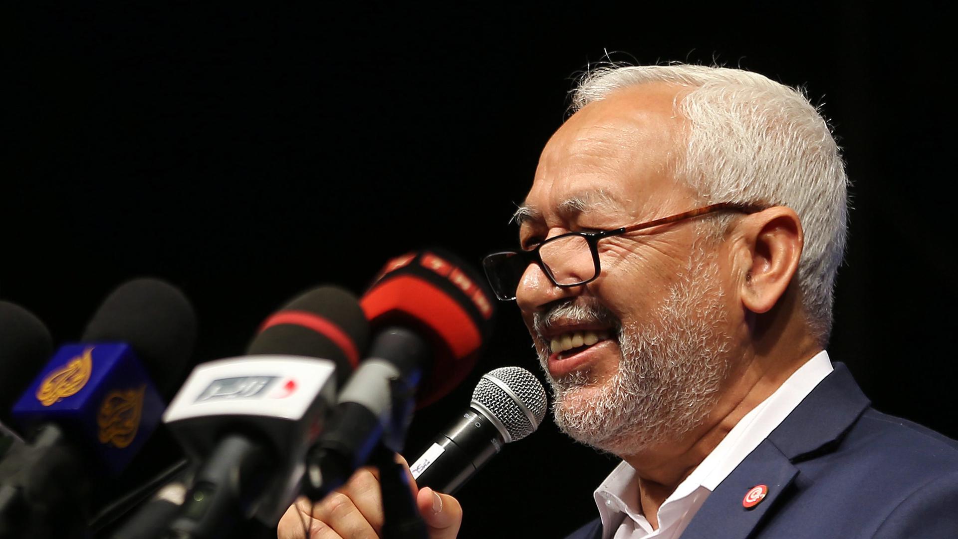 Rachid Ghannouchi, Führer der Islamistenpartei Ennahda, bei einer Wahlkampfveranstaltung in Tunis (24.10.2014). Rachid Ghannouchi, Führer der Islamistenpartei Ennahda, bei einer Wahlkampfveranstaltung in Tunis (24.10.2014).