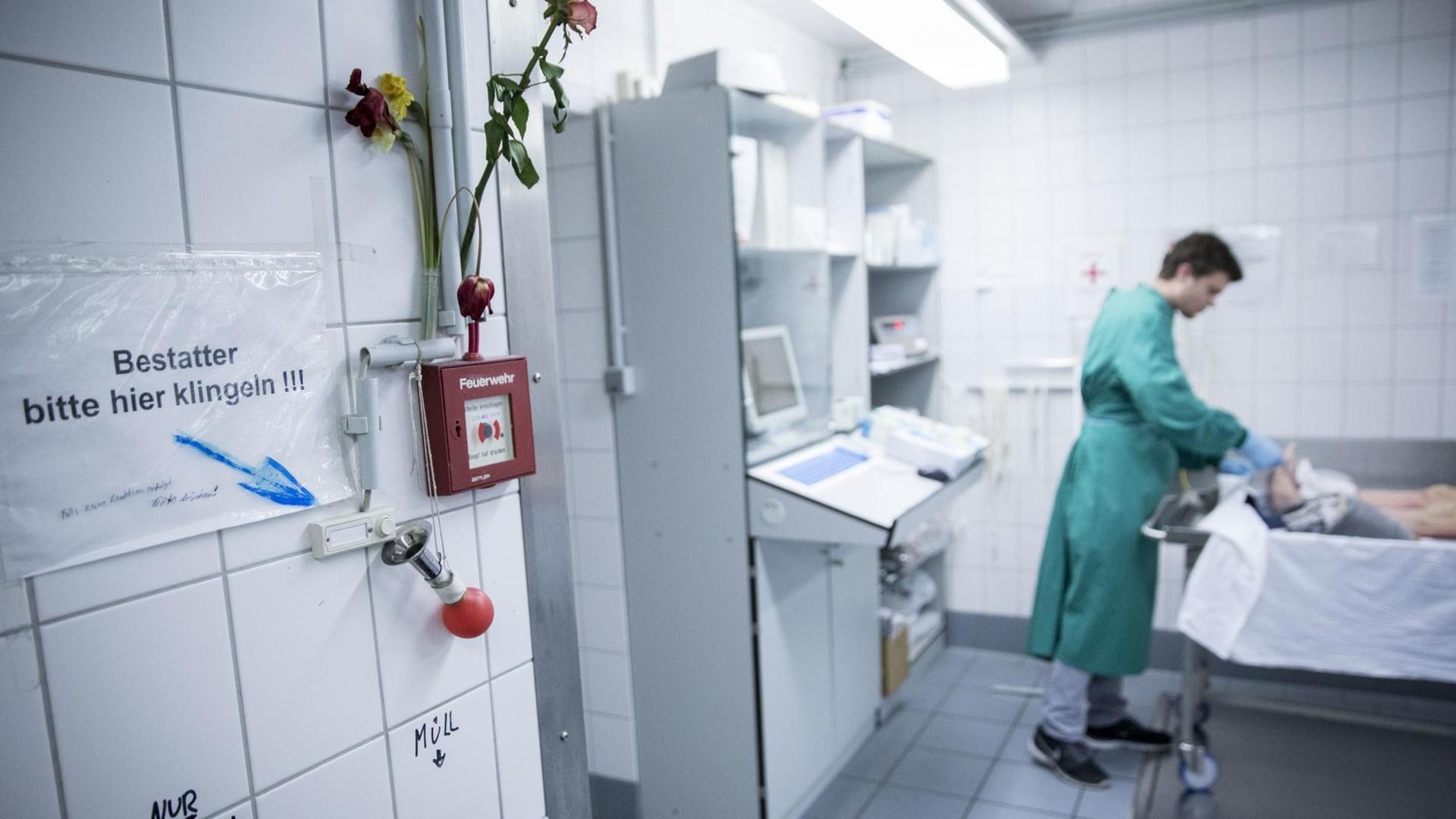 Eine Klingel für Bestatter ist am Universitätsklinikum Hamburg im Institut für Rechtsmedizin an einer Wand im Übergaberaum für Verstorbene zu sehen. Eine Klingel für Bestatter ist am Universitätsklinikum Hamburg im Institut für Rechtsmedizin an einer Wand im Übergaberaum für Verstorbene zu sehen.