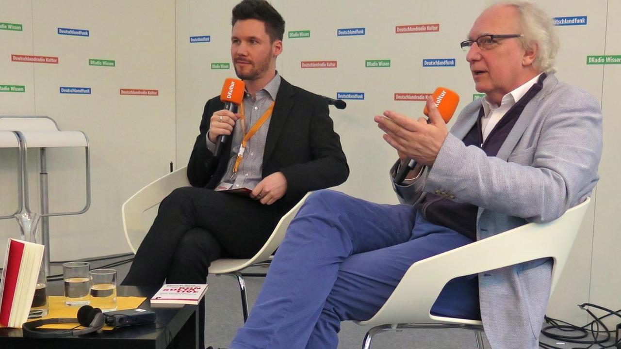 Claus Leggewie (rechts) disktuiert mit Deutschlandradio-Kultur-Moderator Christian Rabhansl auf der Leipziger Buchmesse 2016. Claus Leggewie (rechts) disktuiert mit Deutschlandradio-Kultur-Moderator Christian Rabhansl auf der Leipziger Buchmesse 2016.