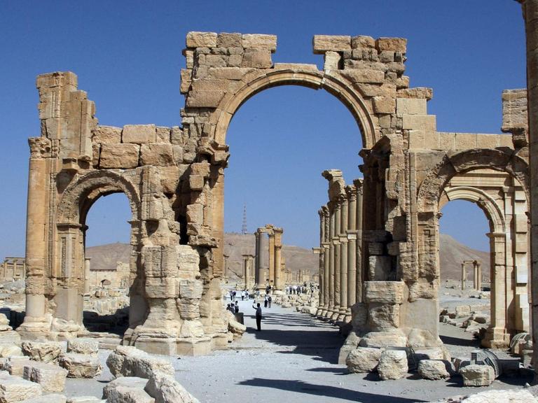 Der 2000 Jahre alte Triumphbogen in Palmyra, den IS-Terroristen im vergangenen Jahr gesprengt haben.