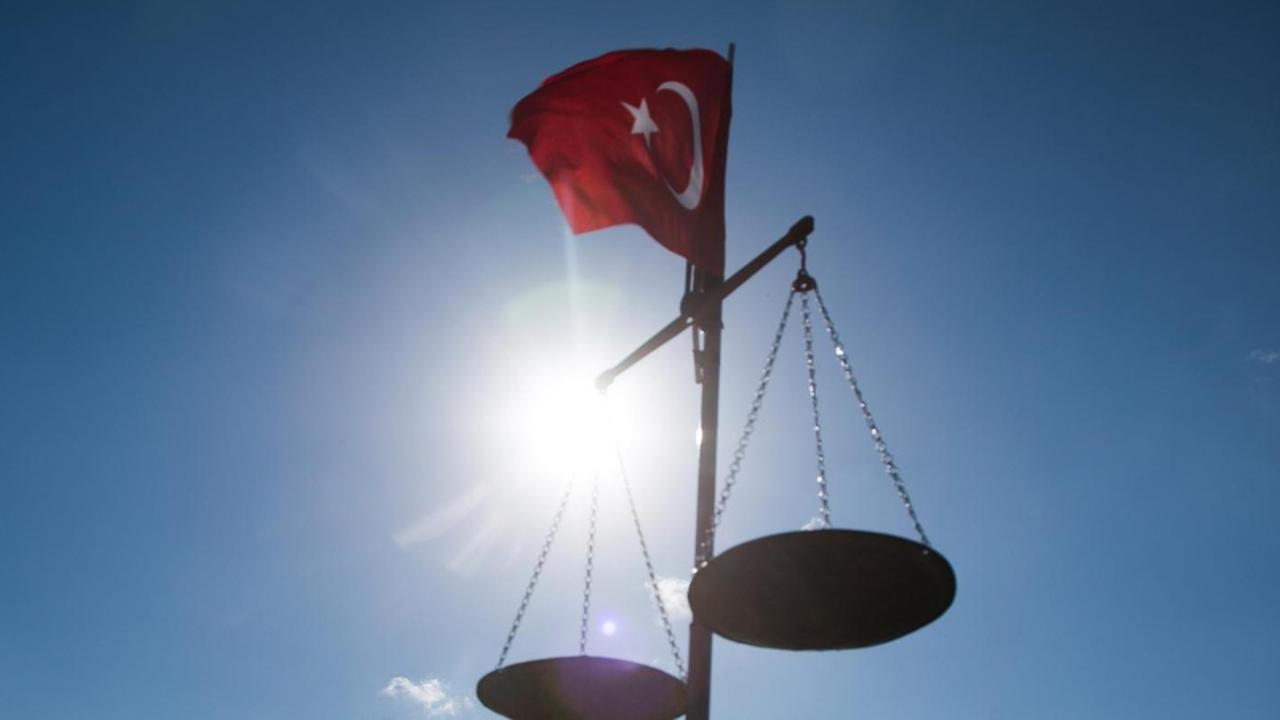 Türkische Flagge und Waage Türkische Flagge und Waage