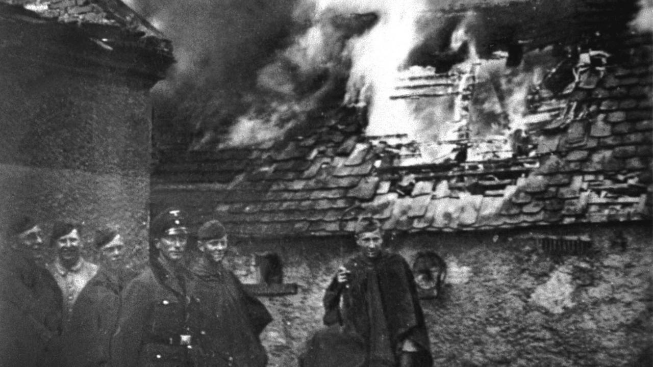 Deutsche Soldaten am 10. Juni 1942 in Lidice vor brennenden Gebäuden. Als Vergeltungsaktion für das von tschechoslowakischen Widerstandskämpfern am 27.5.1942 verübte Attentat auf den Nazi-Statthalter in Prag, Heydrich, den stellvertretenden Reichsprotektor von Böhmen und Mähren, überfiel die SS am 9. Juni 1942 die fast 500 Einwohner zählende Gemeinde Lidice. In der Nacht zum 10. Juni wurden alle Männer erschossen, Frauen und Kinder in das Konzentrationslager Ravensbrück verschleppt. Das Dorf wurde dem Erdboden gleichgemacht. Deutsche Soldaten am 10. Juni 1942 in Lidice vor brennenden Gebäuden. Als Vergeltungsaktion für das von tschechoslowakischen Widerstandskämpfern am 27.5.1942 verübte Attentat auf den Nazi-Statthalter in Prag, Heydrich, den stellvertretenden Reichsprotektor von Böhmen und Mähren, überfiel die SS am 9. Juni 1942 die fast 500 Einwohner zählende Gemeinde Lidice. In der Nacht zum 10. Juni wurden alle Männer erschossen, Frauen und Kinder in das Konzentrationslager Ravensbrück verschleppt. Das Dorf wurde dem Erdboden gleichgemacht.