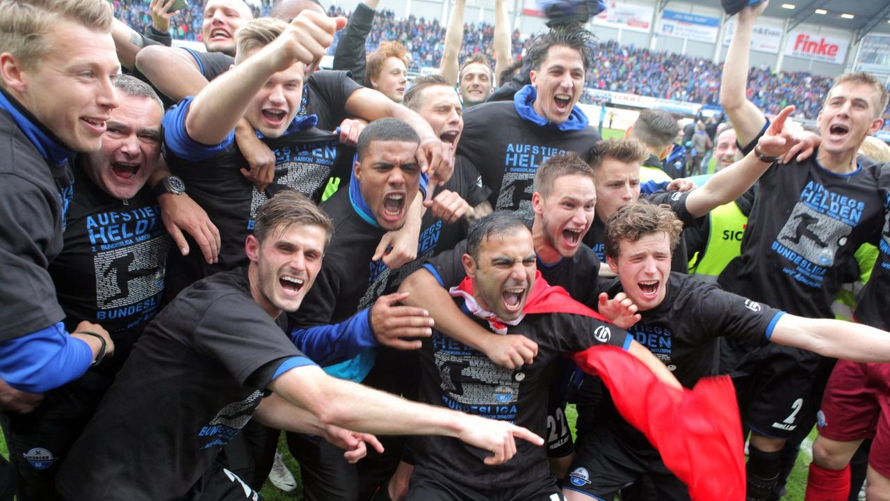 Die Mannschaft nachdem sie sich den Aufstieg in die Bundesliga gesichert hat. Die Mannschaft nachdem sie sich den Aufstieg in die Bundesliga gesichert hat.