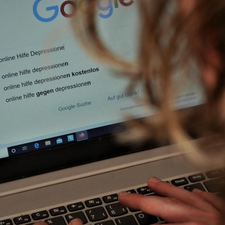 Jemand gibt "Online Hilfe Depressionen" in eine Internet-Suchmaschine ein