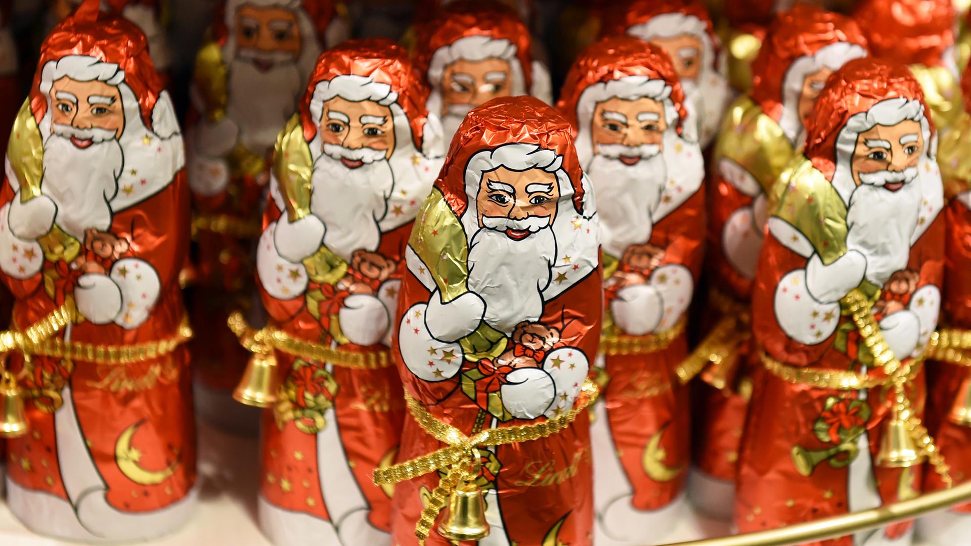 Weihnachtsmänner aus Schokolade stehen in einem Kaufhaus. Weihnachtsmänner aus Schokolade stehen in einem Kaufhaus.