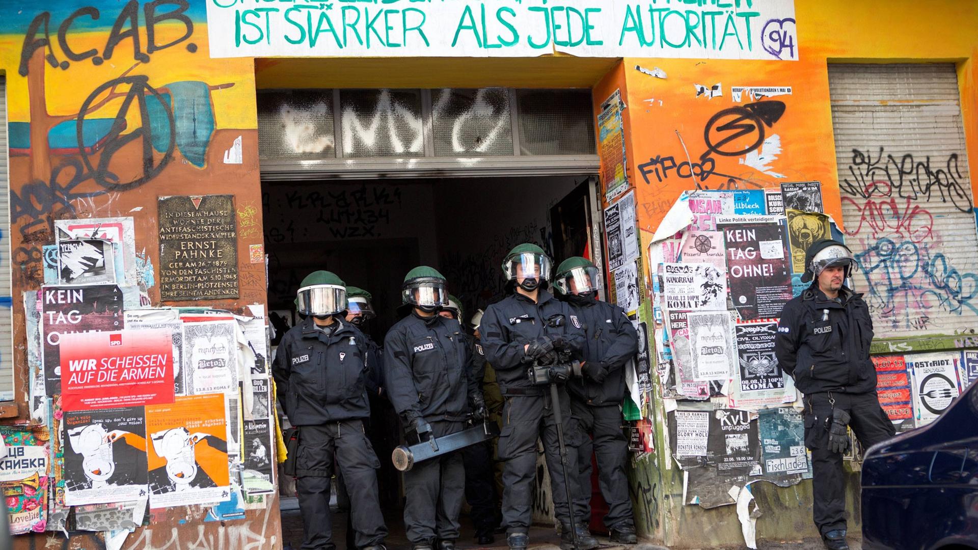 Polizisten durchsuchen ein linksalternatives Wohnprojekt in Berlin-Friedrichshain Polizisten durchsuchen ein linksalternatives Wohnprojekt in Berlin-Friedrichshain