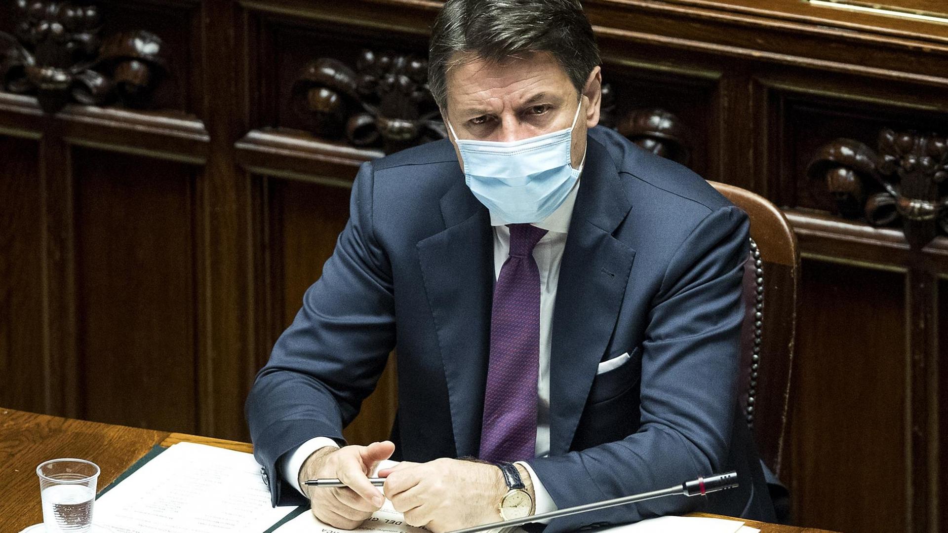 Regierungs-Chef Conte muss eine Regierungs-Krise lösen. Regierungs-Chef Conte muss eine Regierungs-Krise lösen.