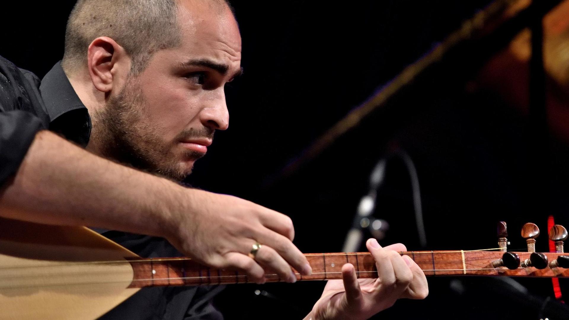 Der Musik spielt auf seiner Bağlama Der Musik spielt auf seiner Bağlama