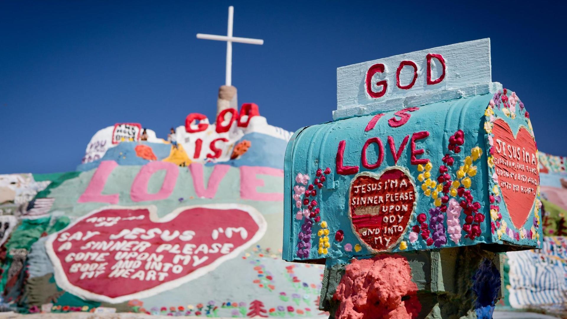 Farbenprächtige Kunst-Installation "Salvation Mountain" in der Colorado-Wüste mit religiösen Motiven. Leonard Knight brauchte fast drei Jahrzehnte und mehr als 350.000 Liter Farbe, um den Berg zu gestalten. Farbenprächtige Kunst-Installation "Salvation Mountain" in der Colorado-Wüste mit religiösen Motiven. Leonard Knight brauchte fast drei Jahrzehnte und mehr als 350.000 Liter Farbe, um den Berg zu gestalten.