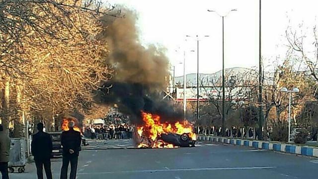 Foto wurde von der regimekritschen, exil-iranischen Gruppe Nationalen Widerstandsrat Iran (NWRI) zur Verfügung gestellt. Proteste in Toyserkan, südlich von Hamadan (Iran) eskalieren am 03.01.2018