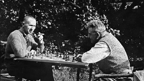 Bertolt Brecht und Walter Benjamin spielen im Jahr 1934 in Skovsbostrand (Dänemark) Schach © Akademie der Künste, Berlin, Bertolt-Brecht-Archiv
