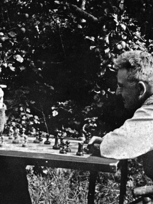 Bertolt Brecht und Walter Benjamin spielen im Jahr 1934 in Skovsbostrand (Dänemark) Schach © Akademie der Künste, Berlin, Bertolt-Brecht-Archiv