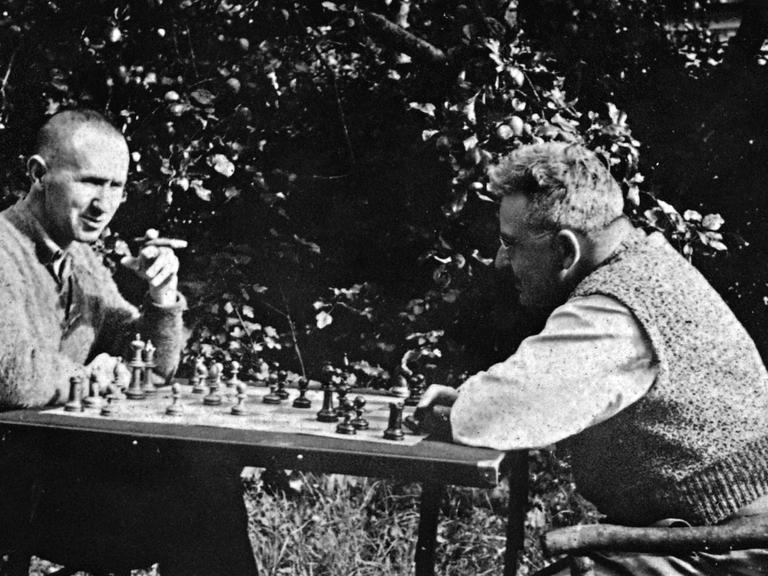 Bertolt Brecht und Walter Benjamin spielen im Jahr 1934 in Skovsbostrand (Dänemark) Schach © Akademie der Künste, Berlin, Bertolt-Brecht-Archiv