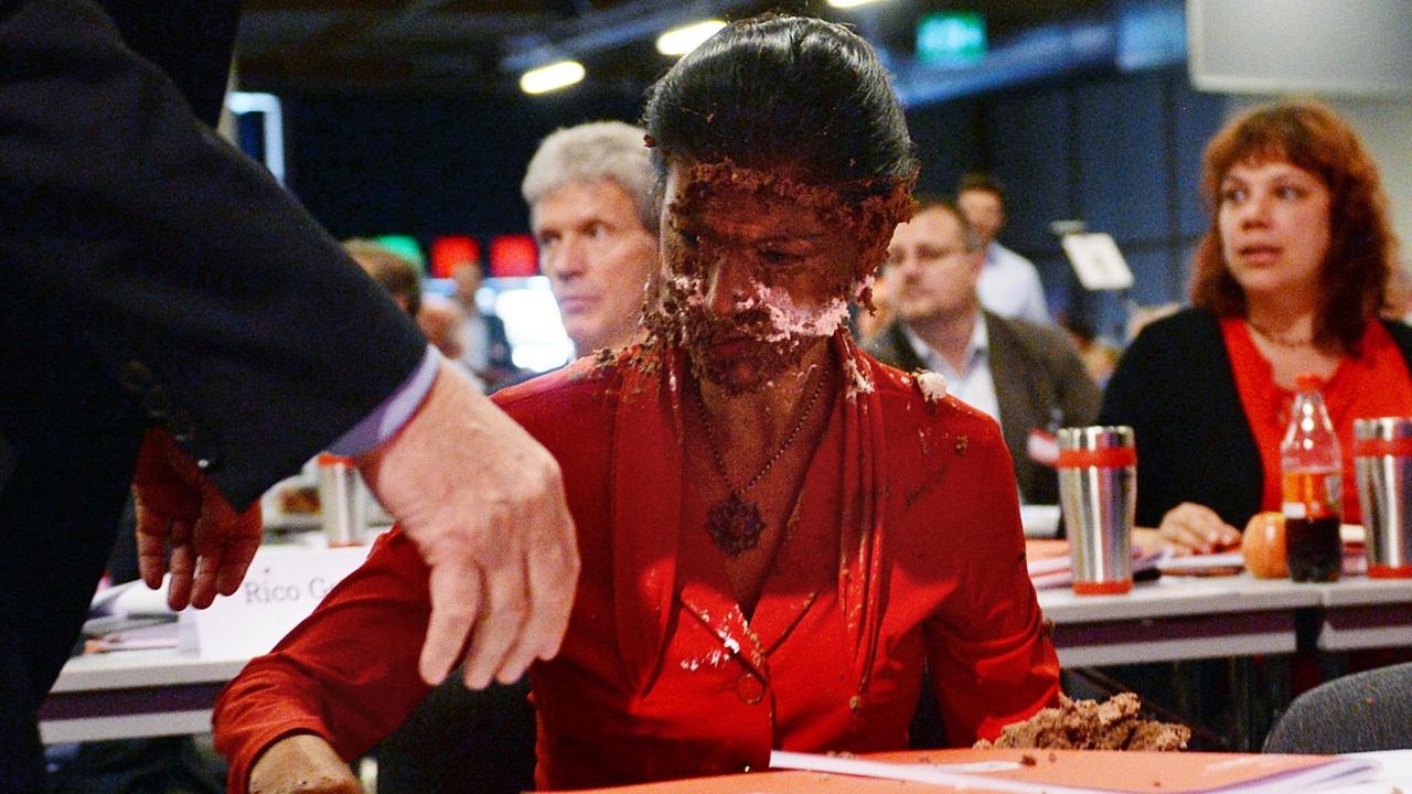 Nach dem Angriff mit einer Sahnetorte sitzt die Fraktionsvorsitzende der Partei Die Linke im Bundestag, Sahra Wagenknecht noch auf ihrem Platz Nach dem Angriff mit einer Sahnetorte sitzt die Fraktionsvorsitzende der Partei Die Linke im Bundestag, Sahra Wagenknecht noch auf ihrem Platz