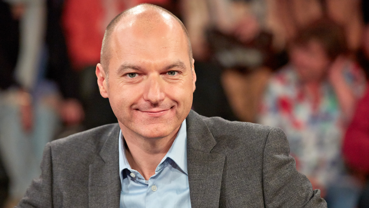 Wahlkampfexperte Frank Stauss nach der Aufzeichnung der ZDF-Talkshow "Markus Lanz". Stauss war in den 90er-Jahren in der Kampagne des späteren US-Präsidenten Bill Clinton und seines Vize Al Gore involviert. Wahlkampfexperte Frank Stauss nach der Aufzeichnung der ZDF-Talkshow "Markus Lanz". Stauss war in den 90er-Jahren in der Kampagne des späteren US-Präsidenten Bill Clinton und seines Vize Al Gore involviert.