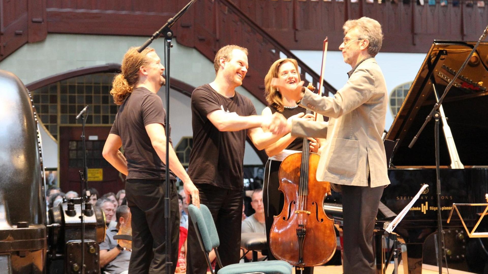 Christian Tetzlaff, Lars Vogt und Tanja Tetzlaff gratulieren Erkki-Sven Tüür auf der Heimbacher Kraftwerkbühne zur Uraufführung seiner "Lichttürme" Christian Tetzlaff, Lars Vogt und Tanja Tetzlaff gratulieren Erkki-Sven Tüür auf der Heimbacher Kraftwerkbühne zur Uraufführung seiner "Lichttürme"