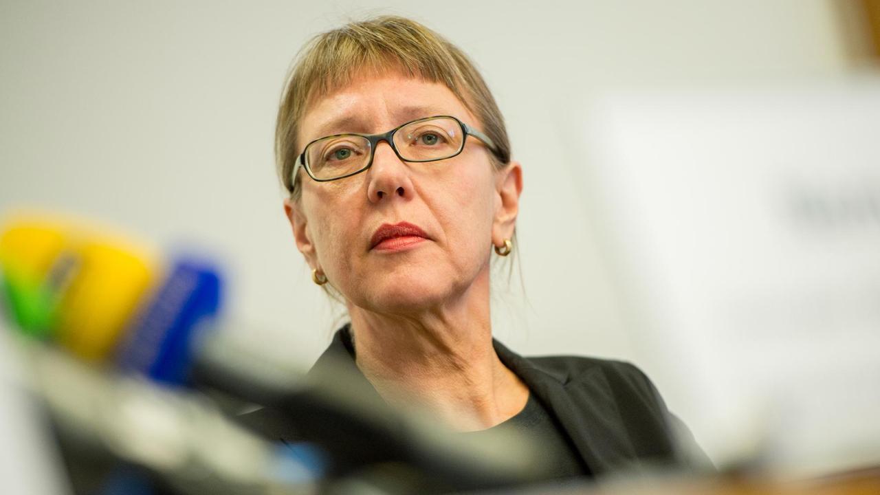 Die Kunsthistorikerin Meike Hoffmann spricht am 05.11.2013 in Augsburg (Bayern) während einer Pressekonferenz der Staatsanwaltschaft Augsburg zum spektakulären Kunstfund in München. Die Kunsthistorikerin Meike Hoffmann spricht am 05.11.2013 in Augsburg (Bayern) während einer Pressekonferenz der Staatsanwaltschaft Augsburg zum spektakulären Kunstfund in München.