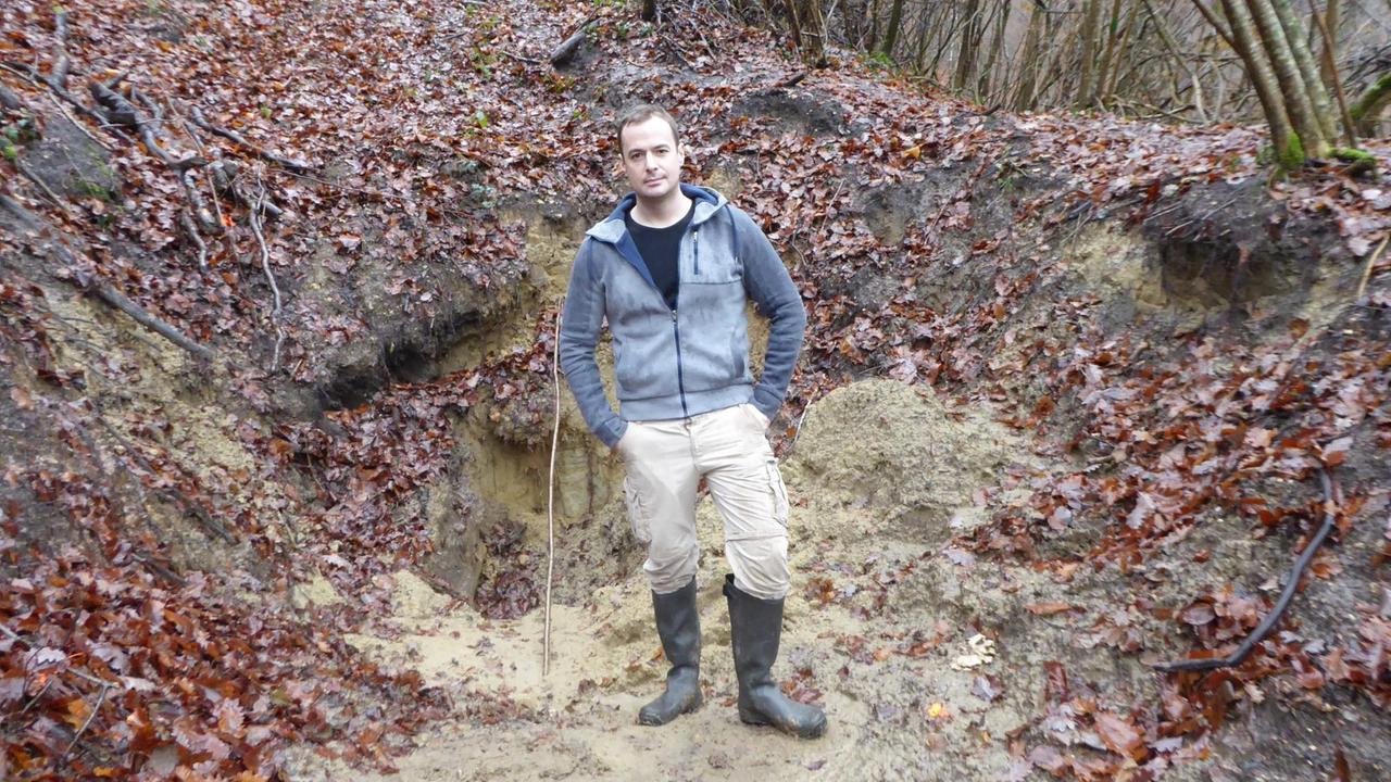 Mitten im Wald hat Pierre Malinowski den Eingang zum Todestunnel freigelegt. Nun lässt der Volksbund Deutsche Kriegsgräberfürsorge technisch untersuchen, ob eine Freilegung möglich ist. Mitten im Wald hat Pierre Malinowski den Eingang zum Todestunnel freigelegt. Nun lässt der Volksbund Deutsche Kriegsgräberfürsorge technisch untersuchen, ob eine Freilegung möglich ist.