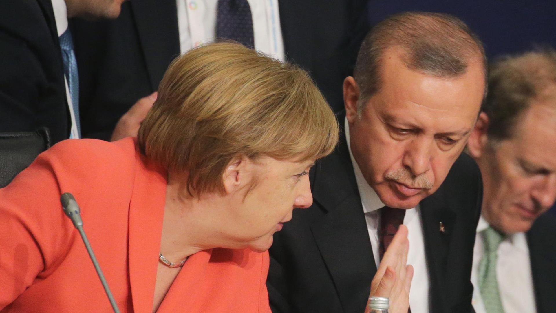 Bundeskanzlerin Angela Merkel (CDU) und der türkische Staatspräsident Recep Tayyip Erdogan nehmen am UN-Nothilfegipfel am 23.05.2016 in Istanbul teil. Bundeskanzlerin Angela Merkel (CDU) und der türkische Staatspräsident Recep Tayyip Erdogan nehmen am UN-Nothilfegipfel am 23.05.2016 in Istanbul teil.