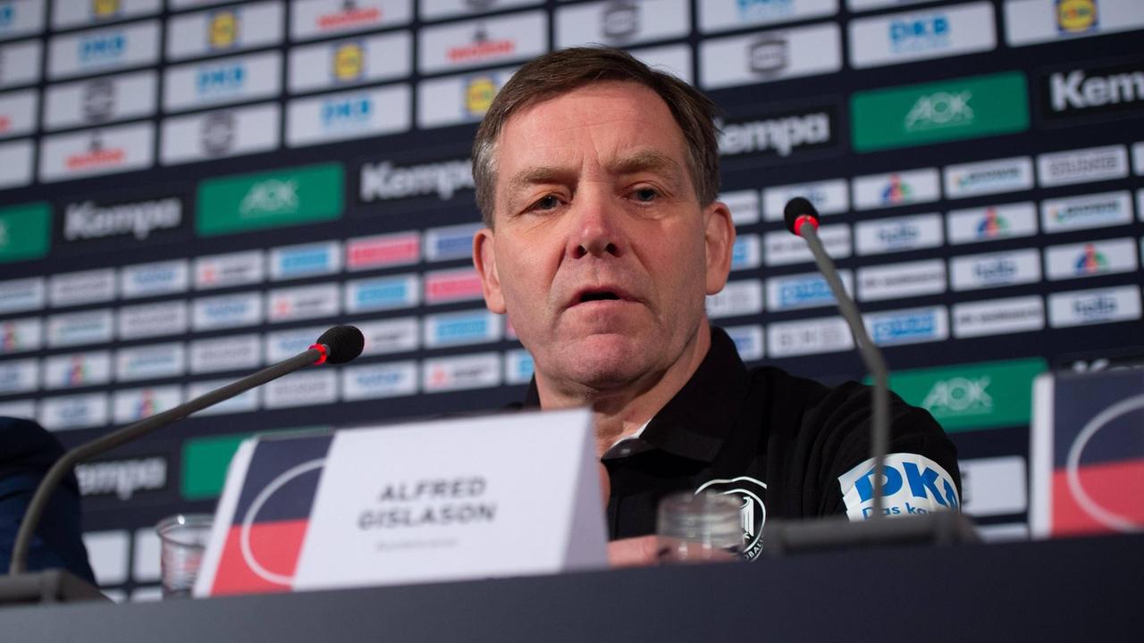 Der neue Handball-Bundestrainer, Alfred Gislason, bei seiner Vorstellung in Hannover. Der neue Handball-Bundestrainer, Alfred Gislason, bei seiner Vorstellung in Hannover.